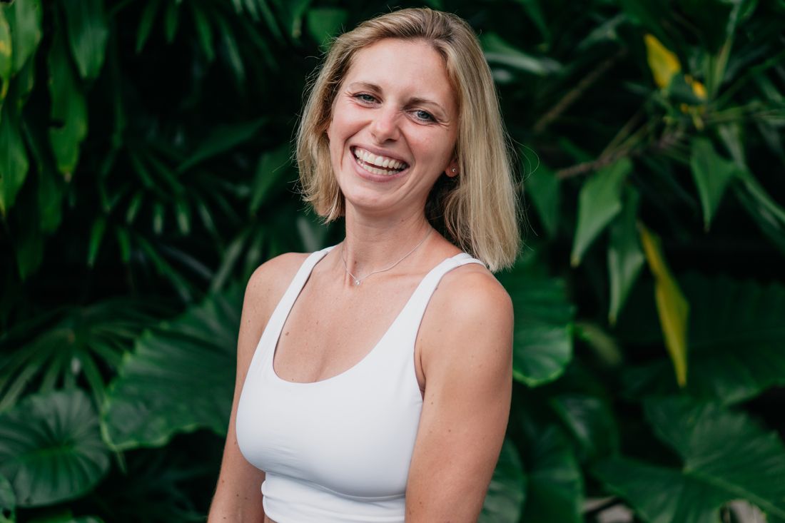 Pauline Boisset, professeure de yoga, souriante