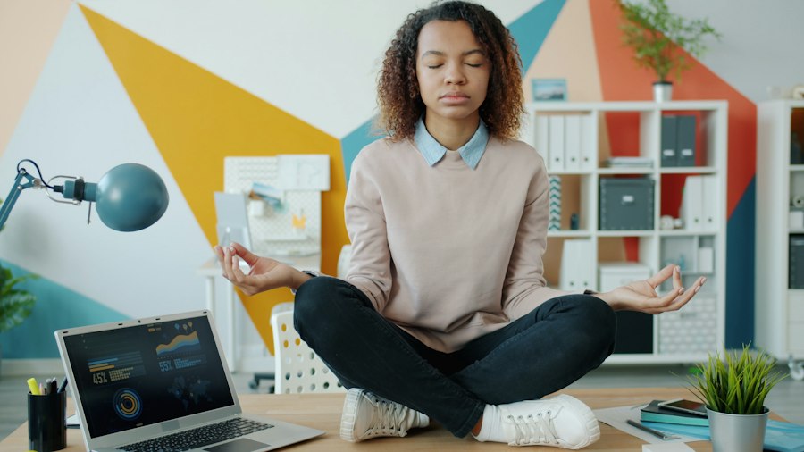 Employée méditant à son bureau