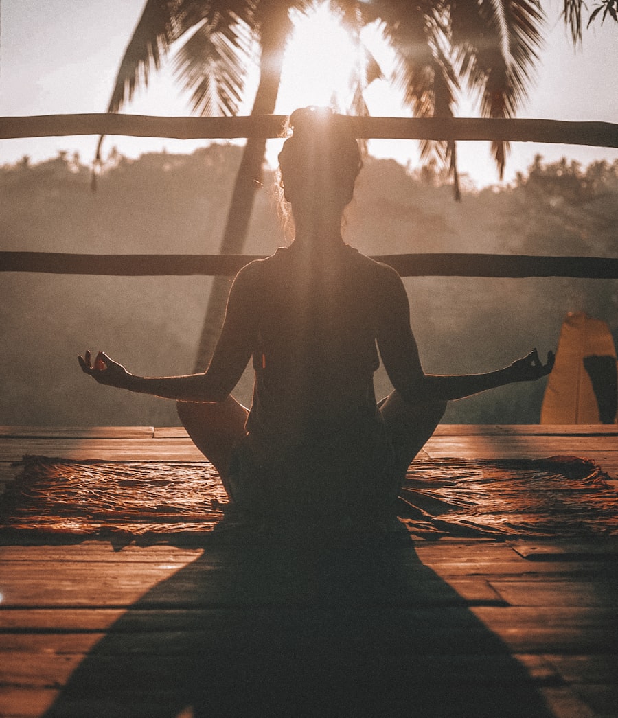 Séance de yoga au coucher du soleil